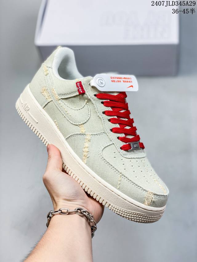 真标 带半码 耐克nike Air Force 1 Low 空军一号北卡蓝 低帮百搭休闲运动板鞋。柔软、弹性十足的缓震性能和出色的中底设计，横跨复古与现代的外型