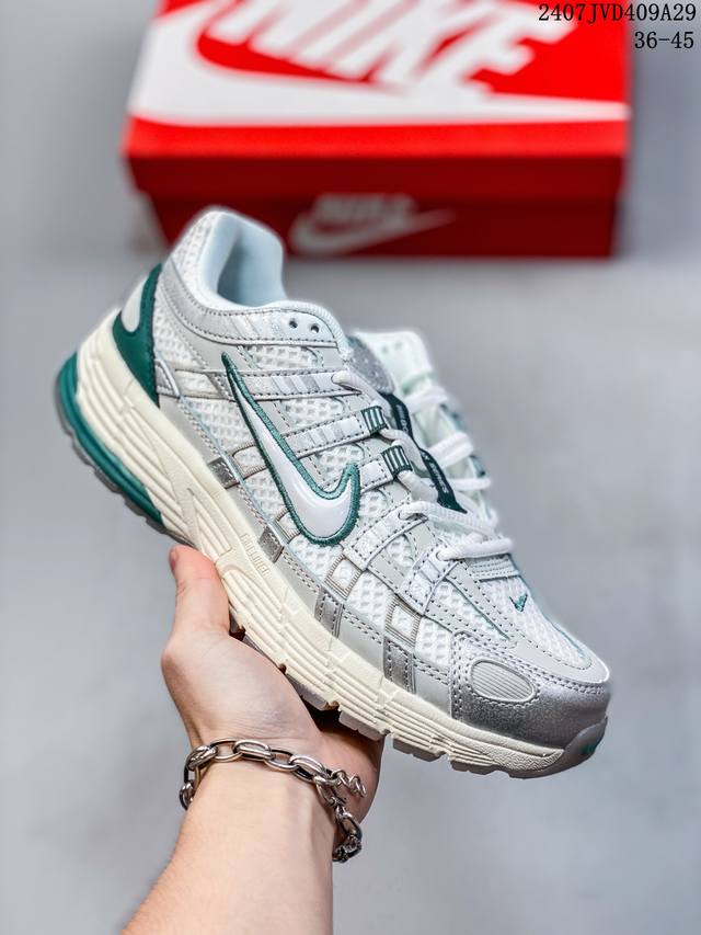 公司级耐克nike P-6000 女子跑鞋内外侧都用了红色的钩子，采用透气材料，搭配匠心覆面，再现千禧年代的跑鞋风格，塑就大气外观。鞋款秉承 Nike Pega