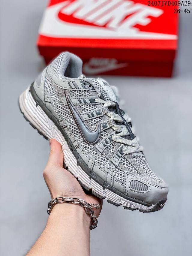 公司级耐克nike P-6000 女子跑鞋内外侧都用了红色的钩子，采用透气材料，搭配匠心覆面，再现千禧年代的跑鞋风格，塑就大气外观。鞋款秉承 Nike Pega