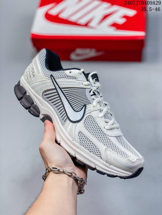 nike 耐克 男女鞋真标半码制，升级原楦原纸版开发版型，采用环保纤维革饰片组合网眼布鞋面材质，升级正确后跟tpu加固，耐弯折热塑框架支撑鞋身，正确4层组织中底