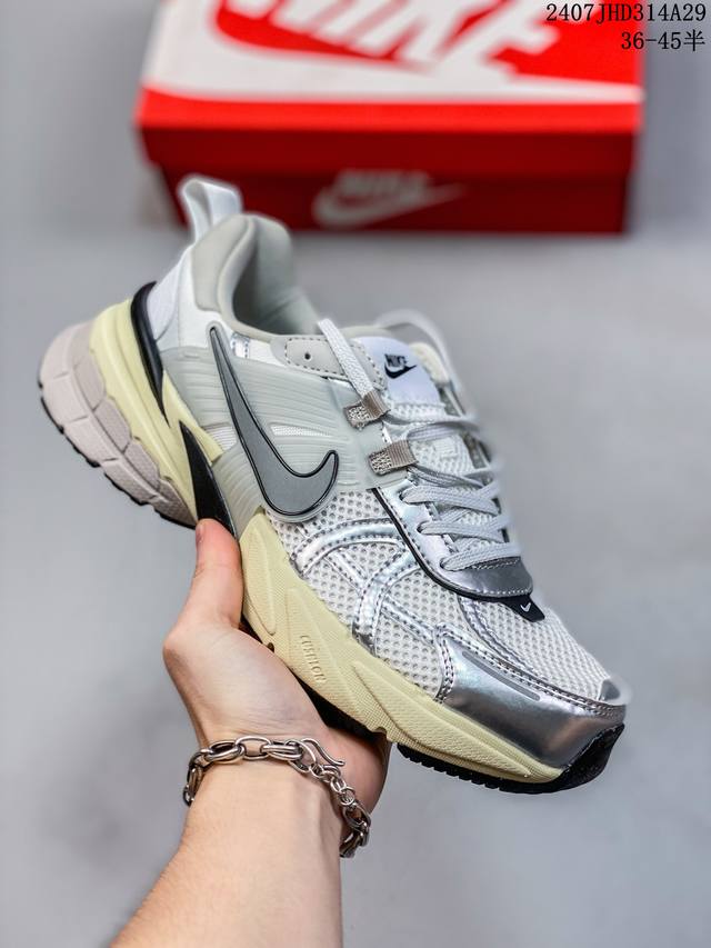 公司级耐克nike V2K Run跑步鞋复古风潮 网面透气运动鞋 灰银紧致的鞋面材质提供良好的包裹性鞋侧 Swoosh以及鞋头部分搭配增添不少亮点的镀铬细节鞋垫