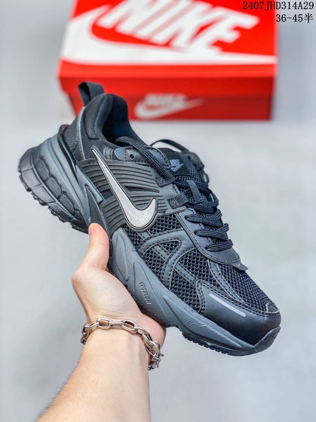 公司级耐克nike V2K Run跑步鞋复古风潮 网面透气运动鞋 灰银紧致的鞋面材质提供良好的包裹性鞋侧 Swoosh以及鞋头部分搭配增添不少亮点的镀铬细节鞋垫