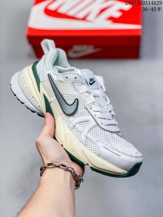 公司级耐克nike V2K Run跑步鞋复古风潮 网面透气运动鞋 灰银紧致的鞋面材质提供良好的包裹性鞋侧 Swoosh以及鞋头部分搭配增添不少亮点的镀铬细节鞋垫