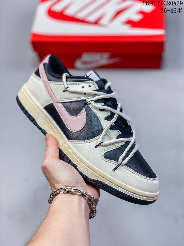 公司级！Futura X Nike Dunk Low Sb联名 解构绑带滑板鞋 这双鞋带系统延续了今年的代表性风格，搭配亮粉色鞋带，保持了 Dunk Sb Lo