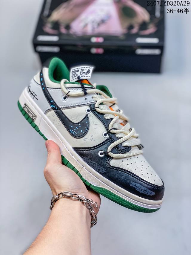 公司级！Futura X Nike Dunk Low Sb联名 解构绑带滑板鞋 这双鞋带系统延续了今年的代表性风格，搭配亮粉色鞋带，保持了 Dunk Sb Lo