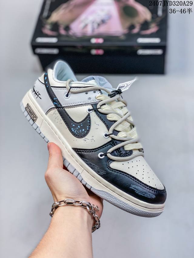 公司级！Futura X Nike Dunk Low Sb联名 解构绑带滑板鞋 这双鞋带系统延续了今年的代表性风格，搭配亮粉色鞋带，保持了 Dunk Sb Lo