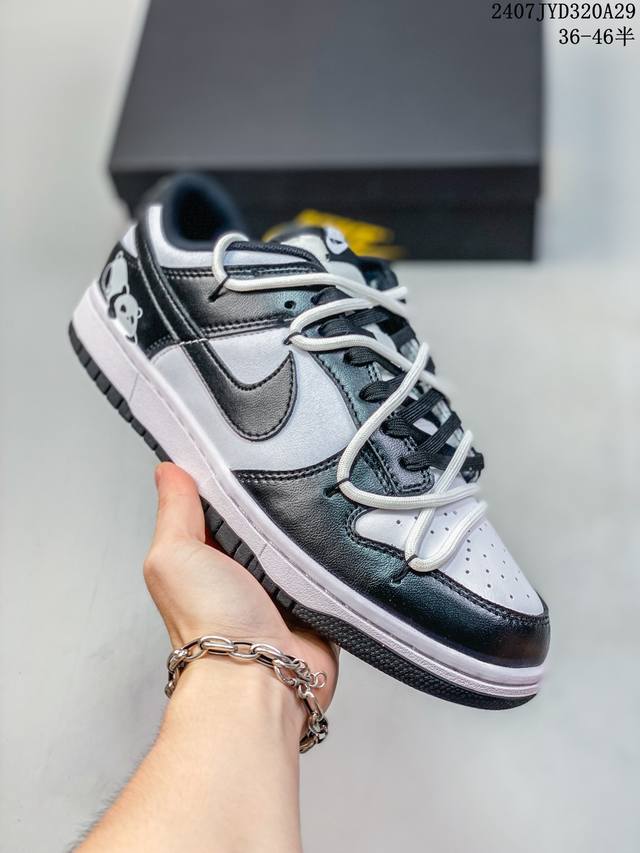 公司级！Futura X Nike Dunk Low Sb联名 解构绑带滑板鞋 这双鞋带系统延续了今年的代表性风格，搭配亮粉色鞋带，保持了 Dunk Sb Lo