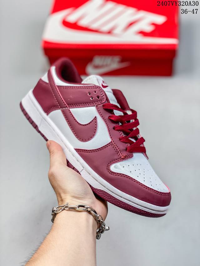 耐克nike Sb Dunk Low 扣篮系列 复古低帮休闲运动滑板板鞋。采用脚感柔软舒适zoomair气垫，有效吸收滑板等极限运动在落地时带来的冲击力，为街头