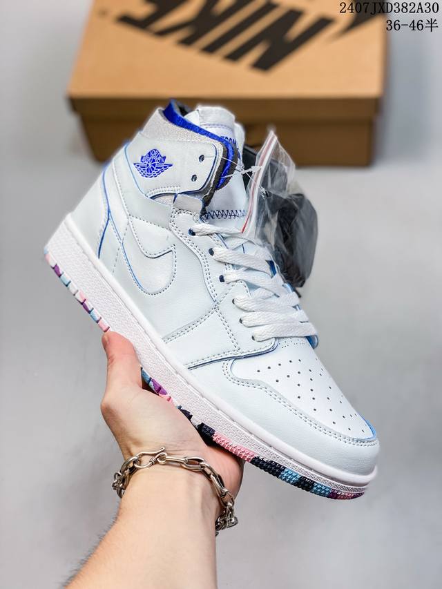 耐克 Nike Air Jordan 1 Retro High Og 乔丹一代篮球鞋复刻运动鞋 皮面高帮板鞋的设计灵感源自运动夹克，带你重温入选球队时刻。采用经