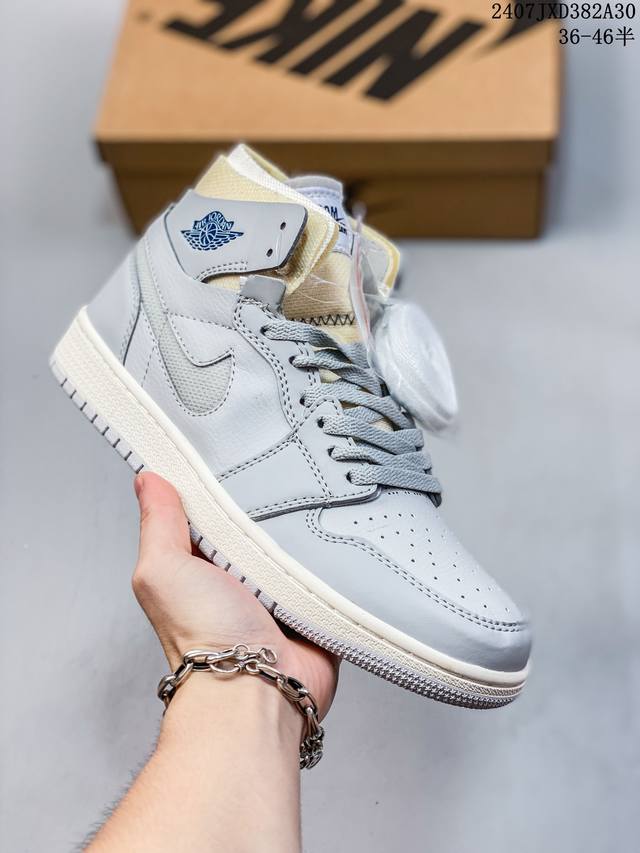 耐克 Nike Air Jordan 1 Retro High Og 乔丹一代篮球鞋复刻运动鞋 皮面高帮板鞋的设计灵感源自运动夹克，带你重温入选球队时刻。采用经