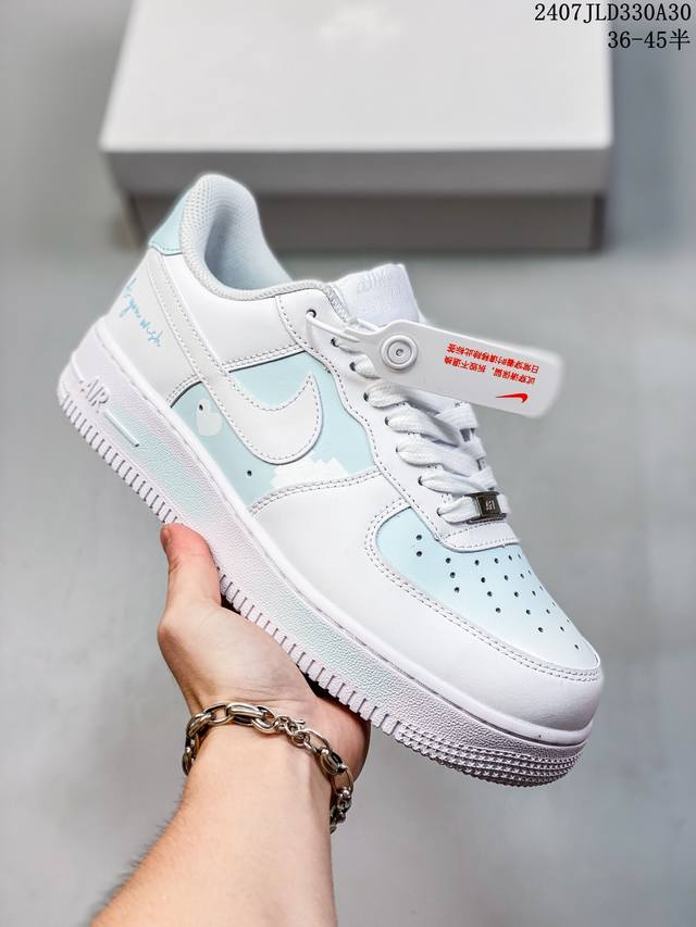 公司级带半码 耐克nike Air Force 1 Low 空军一号 Af1 低帮百搭厚底增高休闲运动板鞋。柔软、弹性十足的缓震性能和出色的中底设计，横跨复古与