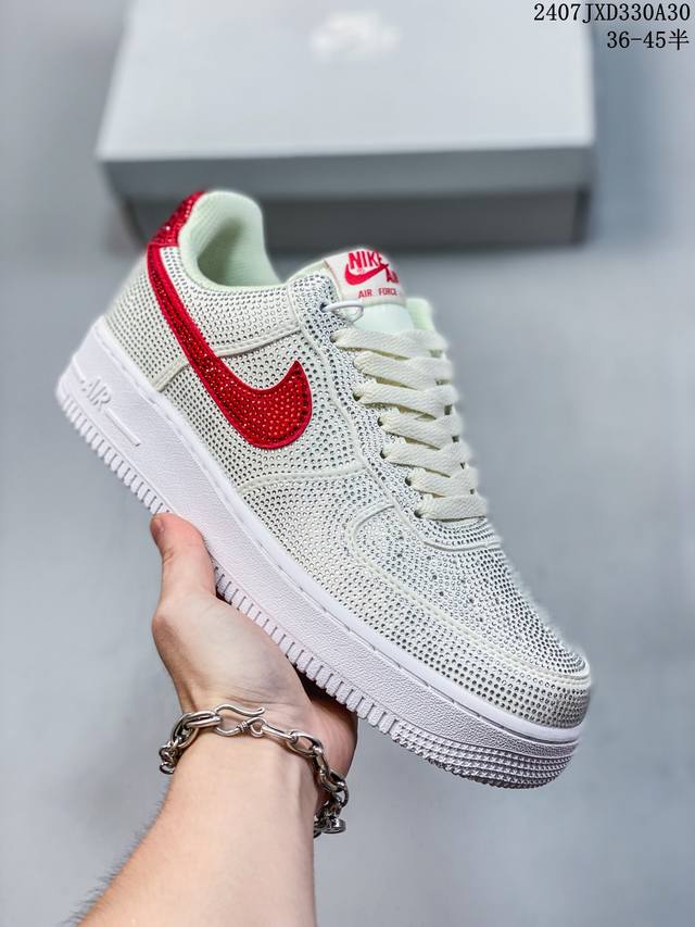 公司级带半码 耐克nike Air Force 1 Low 空军一号 Af1 低帮百搭厚底增高休闲运动板鞋。柔软、弹性十足的缓震性能和出色的中底设计，横跨复古与