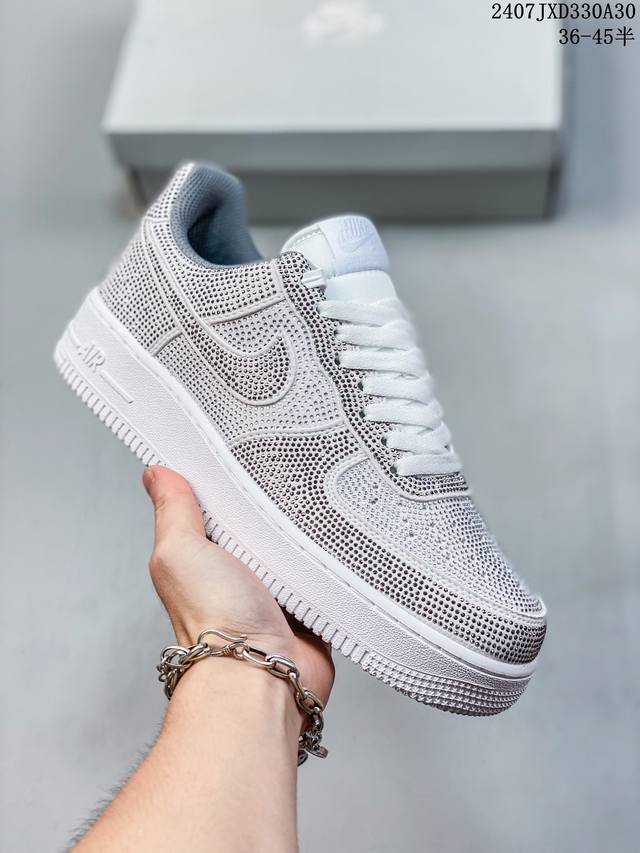 公司级带半码 耐克nike Air Force 1 Low 空军一号 Af1 低帮百搭厚底增高休闲运动板鞋。柔软、弹性十足的缓震性能和出色的中底设计，横跨复古与