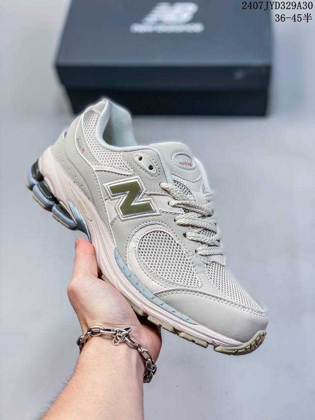 新百伦 New Balance 2002R 跑鞋 男女运动鞋厚底老爹鞋。沿袭了面世之初的经典科技，以 Encap 中底配以升级版 N-Ergy 缓震物料。鞋面则