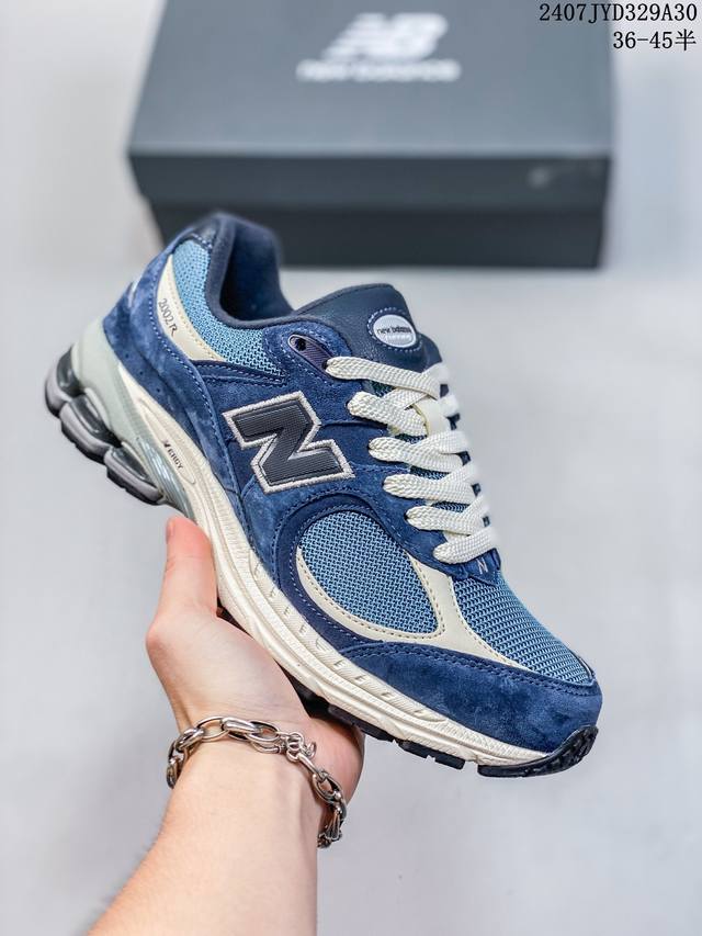 新百伦 New Balance 2002R 跑鞋 男女运动鞋厚底老爹鞋。沿袭了面世之初的经典科技，以 Encap 中底配以升级版 N-Ergy 缓震物料。鞋面则