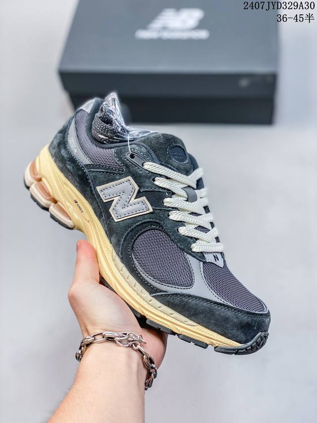 新百伦 New Balance 2002R 跑鞋 男女运动鞋厚底老爹鞋。沿袭了面世之初的经典科技，以 Encap 中底配以升级版 N-Ergy 缓震物料。鞋面则