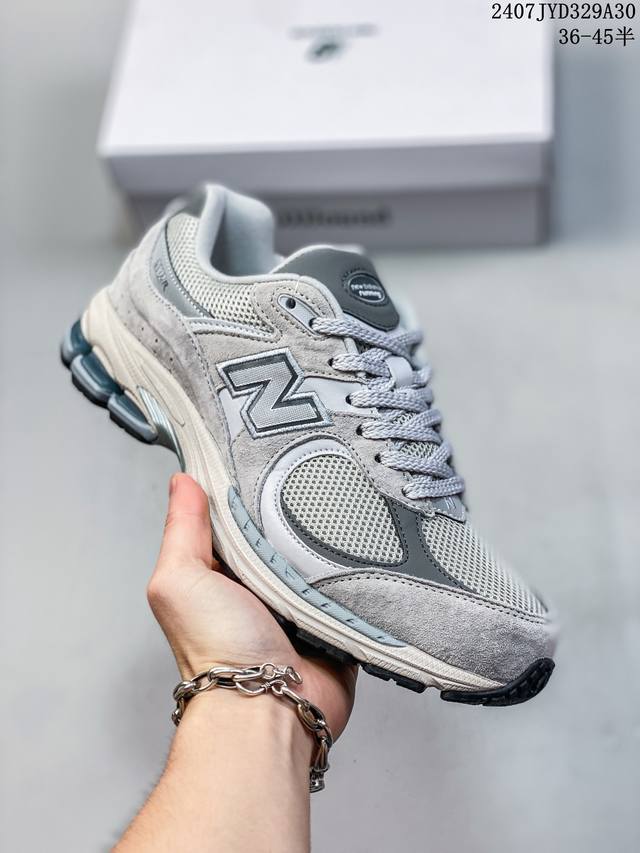 新百伦 New Balance 2002R 跑鞋 男女运动鞋厚底老爹鞋。沿袭了面世之初的经典科技，以 Encap 中底配以升级版 N-Ergy 缓震物料。鞋面则