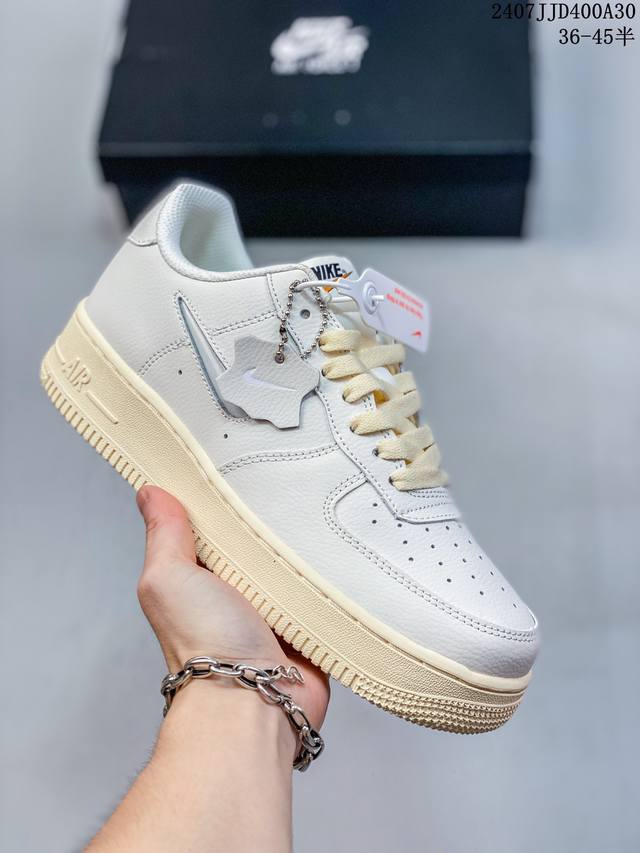 公司级带半码 耐克nike Air Force 1 Low 空军一号 Af1 低帮百搭厚底增高休闲运动板鞋。柔软、弹性十足的缓震性能和出色的中底设计，横跨复古与