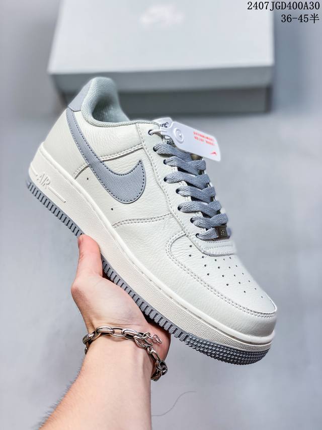 公司级带半码 耐克nike Air Force 1 Low 空军一号 Af1 低帮百搭厚底增高休闲运动板鞋。柔软、弹性十足的缓震性能和出色的中底设计，横跨复古与