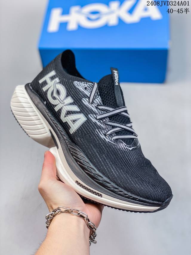 公司级hoka 霍卡 Hoka Cielo X1 竞速跑鞋 外观整合hoka 顶尖碳板技术、中底泡棉科技和几何学，设计符合自然步态的不对称鞋面和鞋底结构，专为精