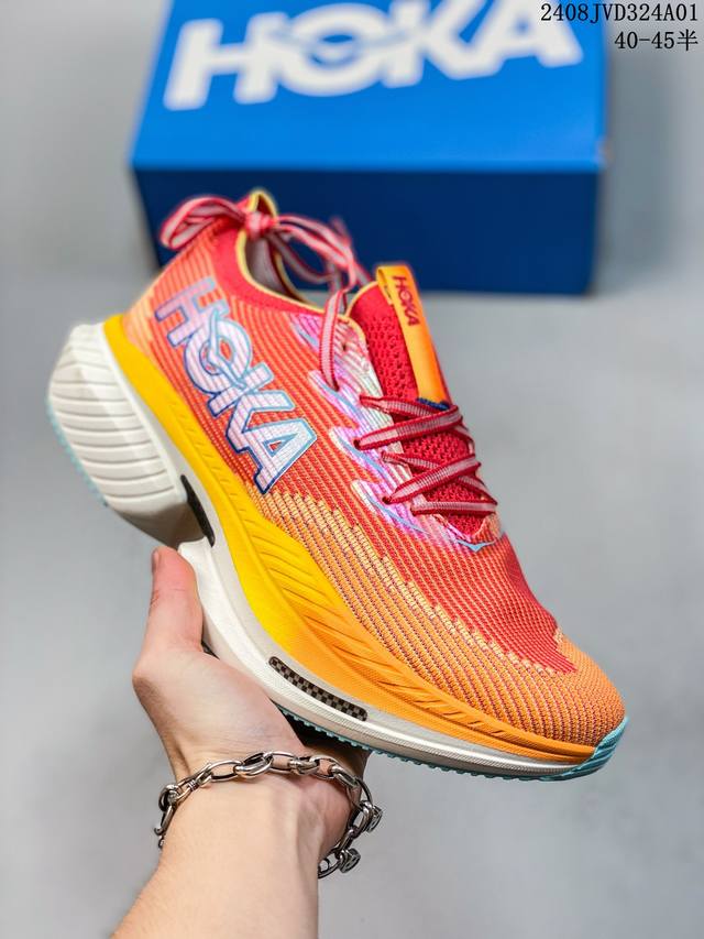 公司级hoka 霍卡 Hoka Cielo X1 竞速跑鞋 外观整合hoka 顶尖碳板技术、中底泡棉科技和几何学，设计符合自然步态的不对称鞋面和鞋底结构，专为精