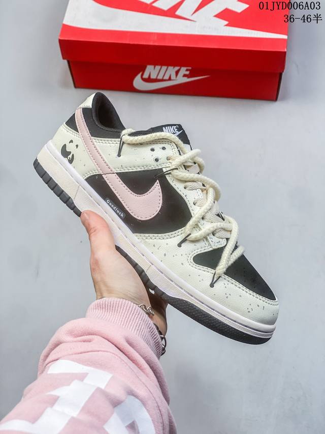 耐克 Nike Dunk Low 运动鞋复古解构绑带板鞋 作为 80 年代经典篮球鞋款，起初专为硬木球场打造，后来成为席卷街头的时尚标杆，现以经典细节和复古篮球