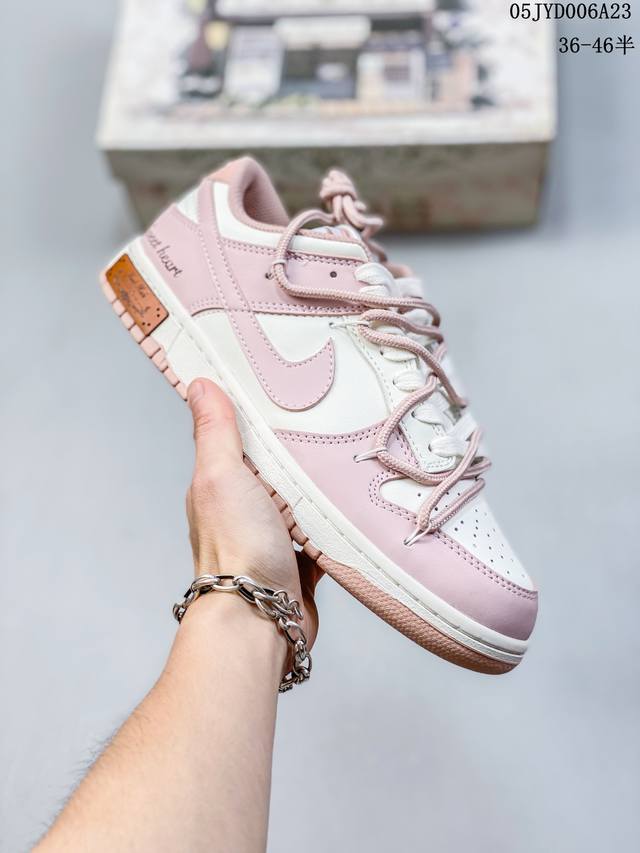 公司级futura X Nike Dunk Low 解构绑带滑板鞋. 这双鞋带系统延续了今年的代表性风格， 保持了 Dunk Sb Low 街头属性的同时，Vi