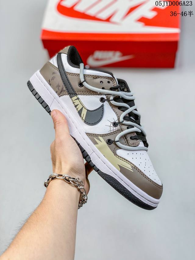 公司级futura X Nike Dunk Low 解构绑带滑板鞋. 这双鞋带系统延续了今年的代表性风格， 保持了 Dunk Sb Low 街头属性的同时，Vi