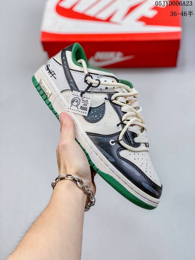 公司级futura X Nike Dunk Low 解构绑带滑板鞋. 这双鞋带系统延续了今年的代表性风格， 保持了 Dunk Sb Low 街头属性的同时，Vi