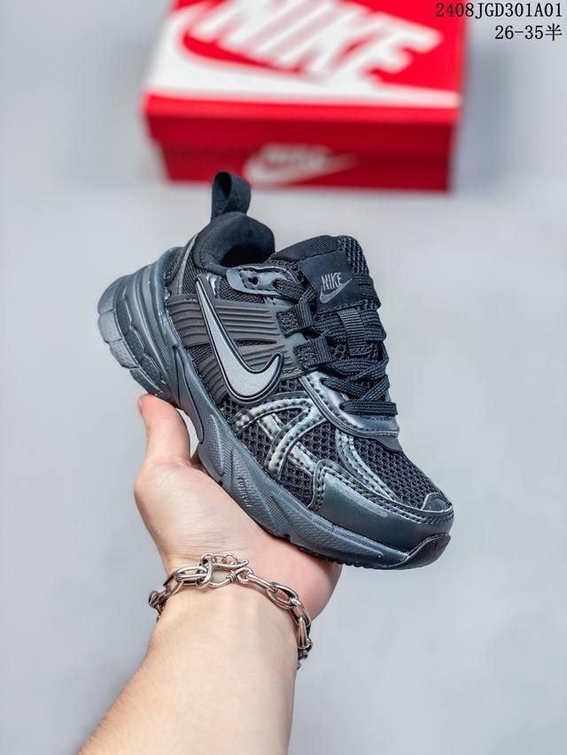 耐克 Nike V2K Run跑步鞋 复古风潮 网面透气运动鞋 紧致的鞋面材质提供良好的包裹性 鞋侧 Swoosh以及鞋头部分搭配增添不少亮点的镀铬细节 鞋垫上