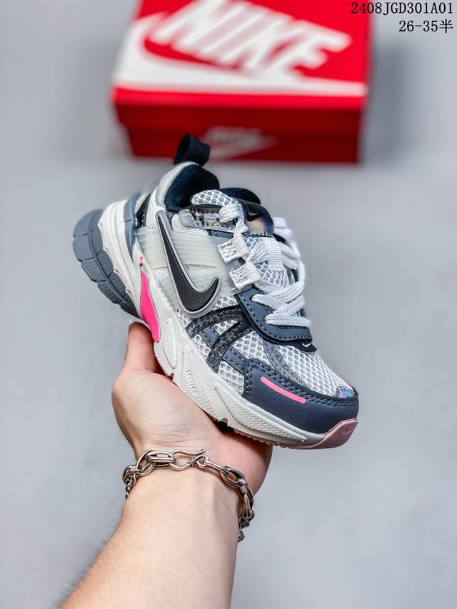 耐克 Nike V2K Run跑步鞋 复古风潮 网面透气运动鞋 紧致的鞋面材质提供良好的包裹性 鞋侧 Swoosh以及鞋头部分搭配增添不少亮点的镀铬细节 鞋垫上