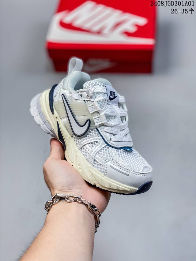 耐克 Nike V2K Run跑步鞋 复古风潮 网面透气运动鞋 紧致的鞋面材质提供良好的包裹性 鞋侧 Swoosh以及鞋头部分搭配增添不少亮点的镀铬细节 鞋垫上