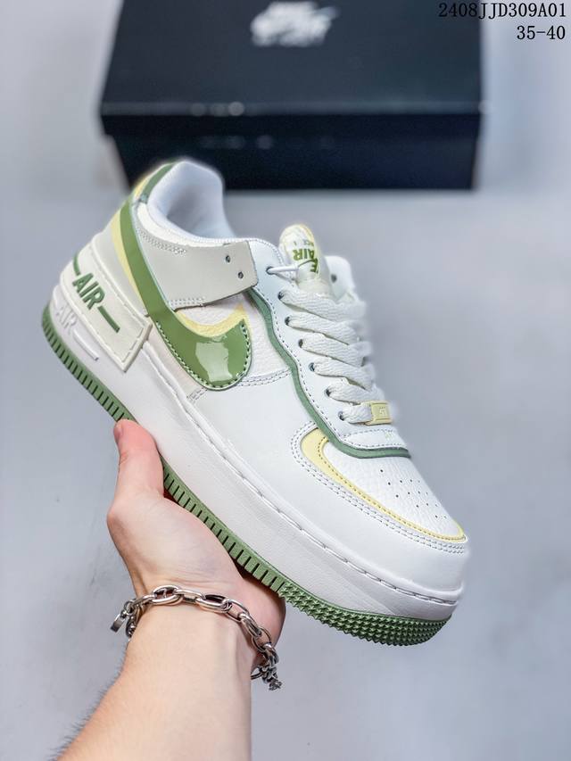 nike Air Force 1 Shadow 耐克 空军一号 低帮 粉绿白马卡龙 鞋款以air Force 1经典版型为蓝本打造，以趣味十足的解构风格焕新演绎