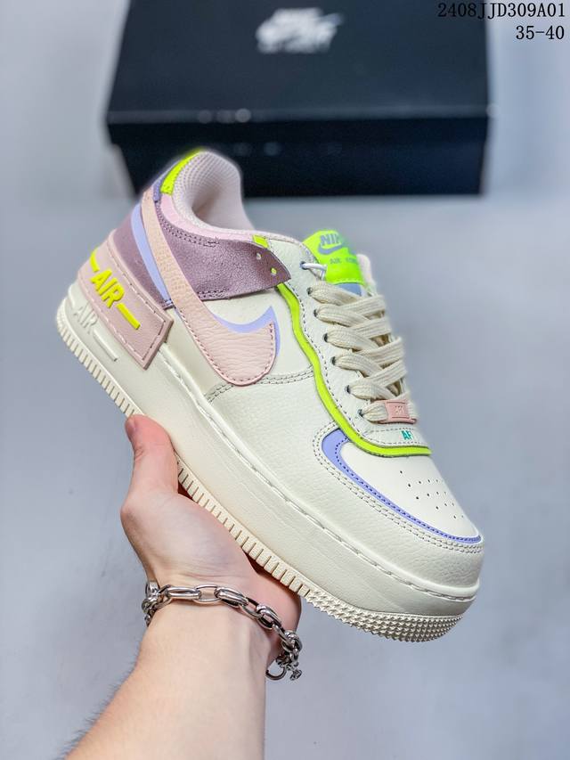 nike Air Force 1 Shadow 耐克 空军一号 低帮 粉绿白马卡龙 鞋款以air Force 1经典版型为蓝本打造，以趣味十足的解构风格焕新演绎