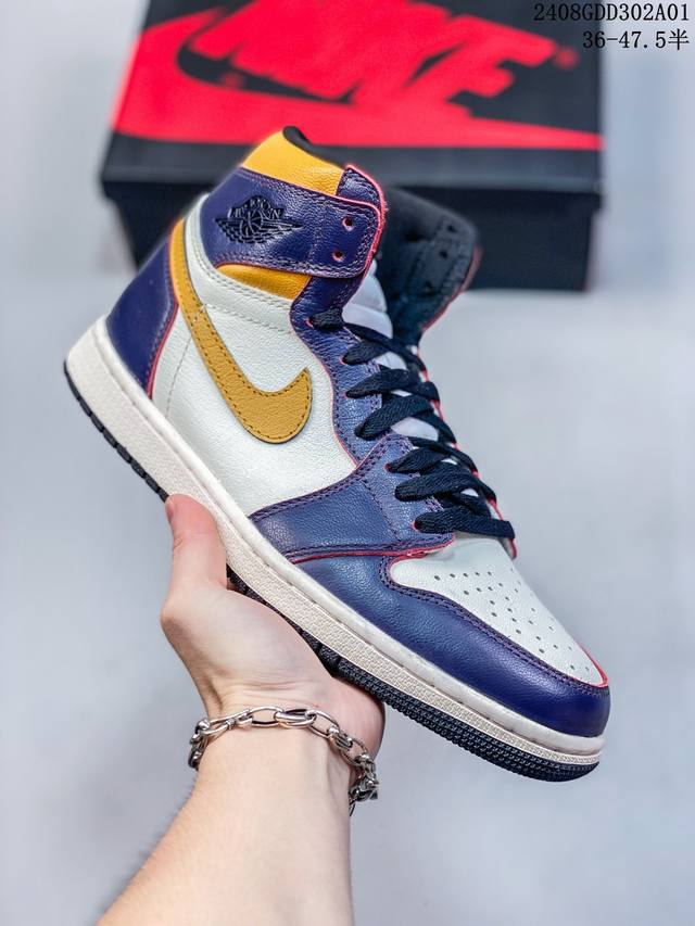 耐克 Nike Air Jordan 1 Retro High Og 乔丹一代篮球鞋复刻运动鞋 皮面中帮板鞋的设计灵感源自运动夹克，带你重温入选球队时刻。采用经