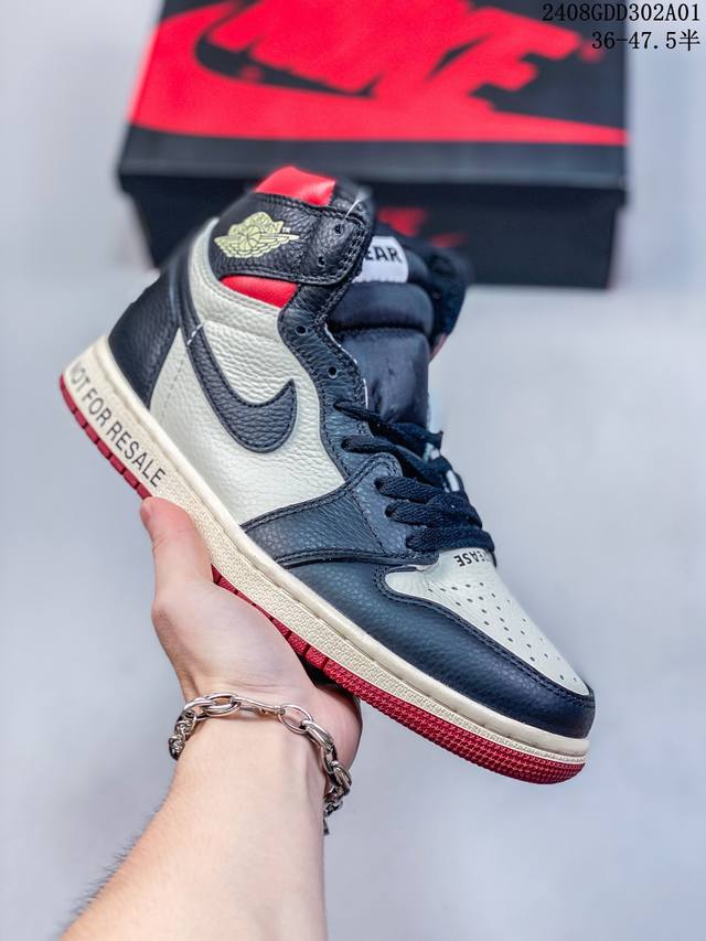 耐克 Nike Air Jordan 1 Retro High Og 乔丹一代篮球鞋复刻运动鞋 皮面中帮板鞋的设计灵感源自运动夹克，带你重温入选球队时刻。采用经