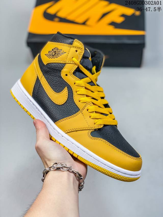 耐克 Nike Air Jordan 1 Retro High Og 乔丹一代篮球鞋复刻运动鞋 皮面中帮板鞋的设计灵感源自运动夹克，带你重温入选球队时刻。采用经