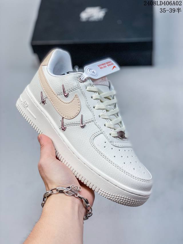 福利特价带半码 耐克nike Air Force 1 Low 空军一号 Af1 低帮百搭厚底增高休闲运动板鞋。柔软、弹性十足的缓震性能和出色的中底设计，横跨复古