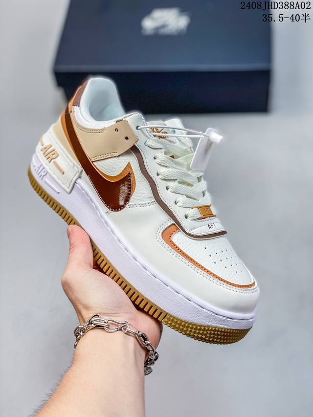 耐克nike Wmns Air Force 1 Shadow 马卡龙空军一号轻量增高低帮百搭板鞋。为经典设计注入玩味元素。 分层结构、加大中底及双重品牌标志，充