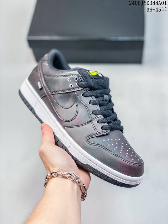 公司带半码 耐克nike Sb Dunk Low 扣篮系列复古低帮休闲运动滑板板鞋。采用脚感柔软舒适zoomair气垫，有效吸收滑板等极限运动在落地时带来的冲击