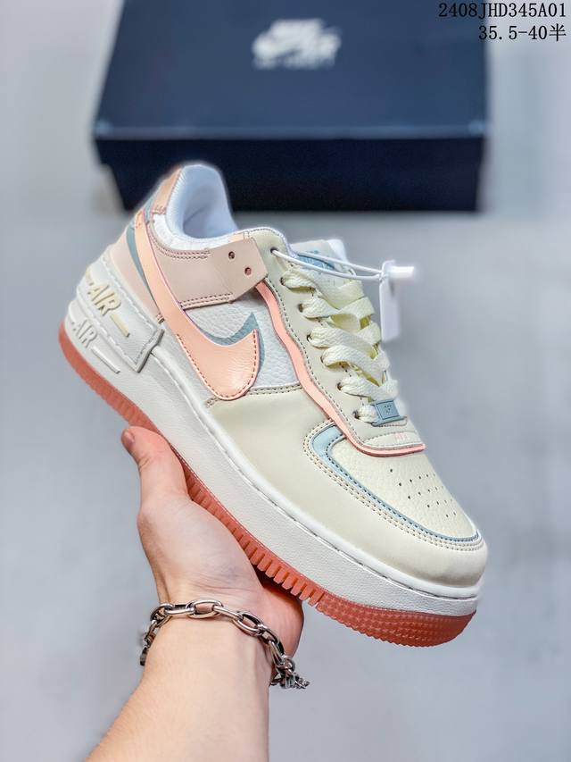 耐克nike Wmns Air Force 1 Shadow 马卡龙空军一号轻量增高低帮百搭板鞋。为经典设计注入玩味元素。 分层结构、加大中底及双重品牌标志，充