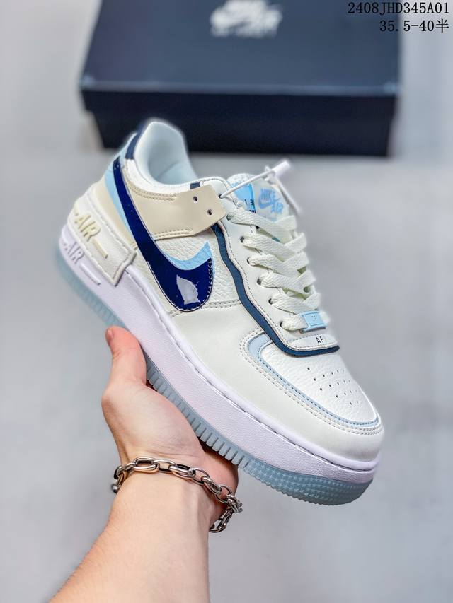 耐克nike Wmns Air Force 1 Shadow 马卡龙空军一号轻量增高低帮百搭板鞋。为经典设计注入玩味元素。 分层结构、加大中底及双重品牌标志，充