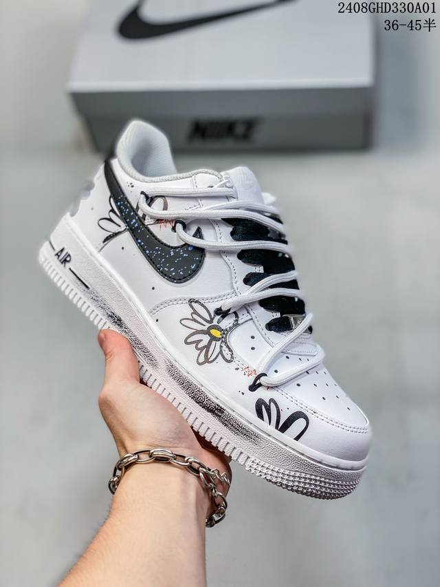 公司级带半码 耐克nike Air Force 1 Low 空军一号 Af1 低帮百搭厚底增高休闲运动板鞋。柔软、弹性十足的缓震性能和出色的中底设计，横跨复古与