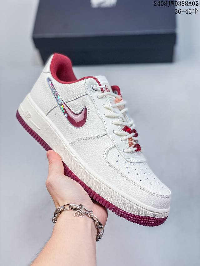 真标带半码 耐克nike Air Force 1 Low 空军一号 Af1 低帮百搭厚底增高休闲运动板鞋。柔软、弹性十足的缓震性能和出色的中底设计，横跨复古与现