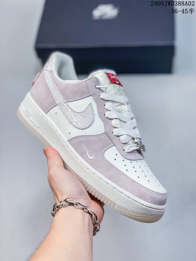 真标带半码 耐克nike Air Force 1 Low 空军一号 Af1 低帮百搭厚底增高休闲运动板鞋。柔软、弹性十足的缓震性能和出色的中底设计，横跨复古与现