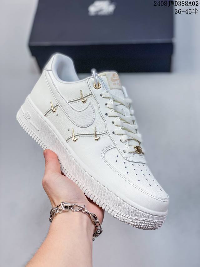 真标带半码 耐克nike Air Force 1 Low 空军一号 Af1 低帮百搭厚底增高休闲运动板鞋。柔软、弹性十足的缓震性能和出色的中底设计，横跨复古与现