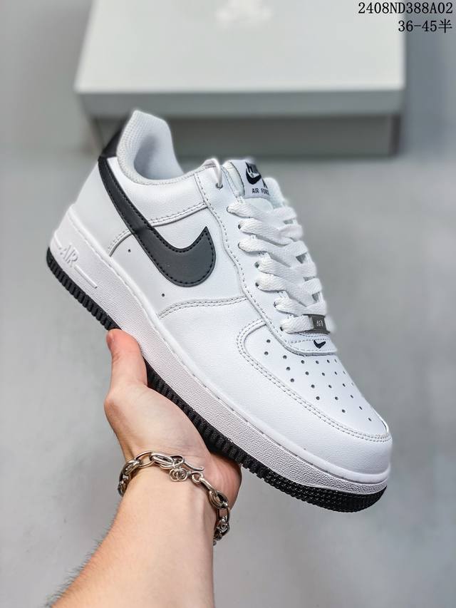 真标带半码 耐克nike Air Force 1 Low 空军一号 Af1 低帮百搭厚底增高休闲运动板鞋。柔软、弹性十足的缓震性能和出色的中底设计，横跨复古与现