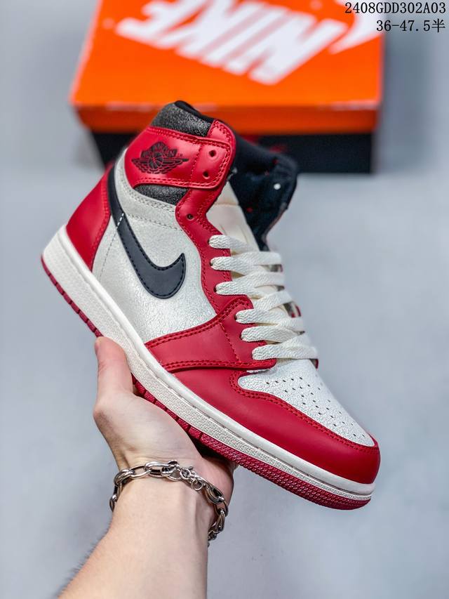 耐克 Nike Air Jordan 1 Retro High Og 乔丹一代篮球鞋复刻运动鞋 皮面高帮板鞋的设计灵感源自运动夹克，带你重温入选球队时刻。采用经