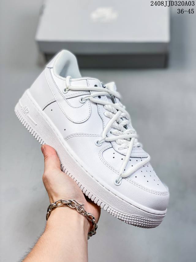 耐克 Nike Air Force 1 '07 空军一号 Af1 解构绑带 双鞋带 男女子运动鞋复古篮球鞋。巧妙结合复古美学和新潮魅力，旨在致敬 40 年来风靡