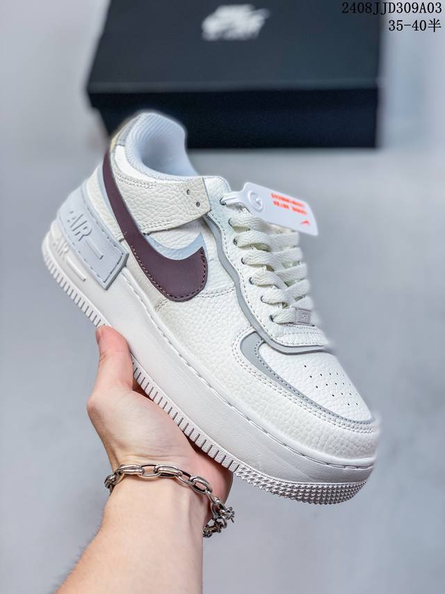 耐克nike Wmns Air Force 1 Shadow 马卡龙空军一号轻量增高低帮百搭板鞋。为经典设计注入玩味元素。 分层结构、加大中底及双重品牌标志，充